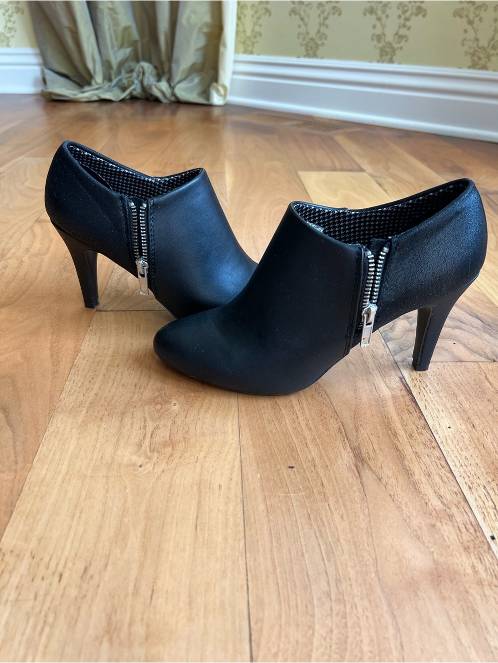 Women’s Size 7.5 Black Dexflex Comfort Stiletto Heel Booties